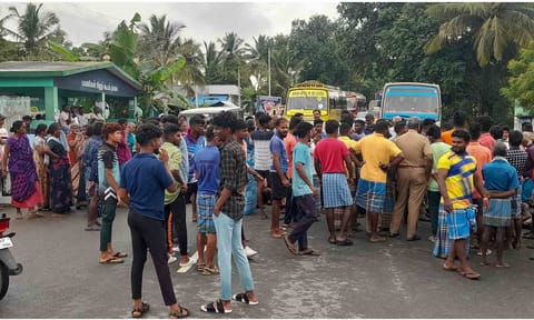 திருட்டுத்தனமாக மது விற்பதை தடுக்க வலியுறுத்தி கம்பைநல்லூர் அருகே சாலைமறியலில் ஈடுபட்ட பொதுமக்களிடம் போலீசார் பேச்சுவார்த்தை நடத்திய காட்சி.