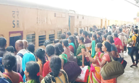 திருவண்ணாமலையில் திருப்பதி செல்லும் பயணிகள் ெரயிலில் கிரிவலம் வந்த பக்தர்கள் இடம் பிடிக்க முண்டியடித்த காட்சி.