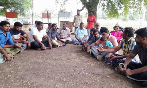 போராட்டத்தில் ஈடுபட்ட அப்பகுதி மக்களை படத்தில் காணலாம்..