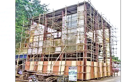 ஆழித்தேரின் கண்ணாடி கூண்டு முழுமையாக அமைக்கப்படாமல் உள்ளதை படத்தில் காணலாம்.