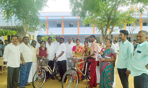 மாணவ- மாணவிகளுக்கு விலையில்லா சைக்கிள்களை சதன் திருமலைக்குமார் எம்.எல்.ஏ. வழங்கிய போது எடுத்த படம்.
