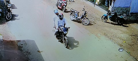 அரசு பெண் ஊழியரிடம்  5 பவுன்   சங்கிலி பறிப்பு