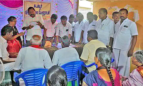 கடம்பூர் பேரூராட்சி அலுவலகத்தில் வெற்றி பெற்ற உறுப்பினர்கள் பதவியேற்று கொண்ட காட்சி.