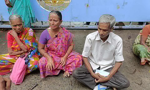 சேதராப்பட்டு தனியார் தொழிற்சாலையில் கணவருடன் தர்ணாவில் ஈடுபட்ட பெண்.