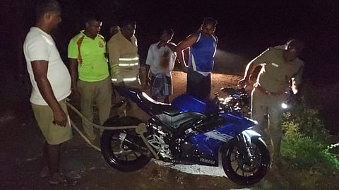 மேம்பாலத்துக்கு தோண்டிய குழியில் தவறி விழுந்த வாலிபர்