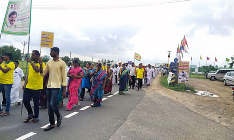 நடைபயணம் சென்றவர்களை  படத்தில் காணலாம்.&nbsp;