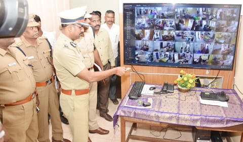 கண்காணிப்பு காமிராக்களின் கட்டுப்பாட்டு அறையை போலீஸ் கமிஷனர் செந்தில்குமார்  திறந்து வைத்தார்.
