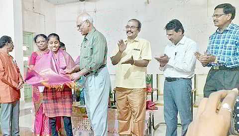 நிகழ்ச்சியில் மாணவ, மாணவிகளுக்கு பரிசு வழங்கப்பட்டன.