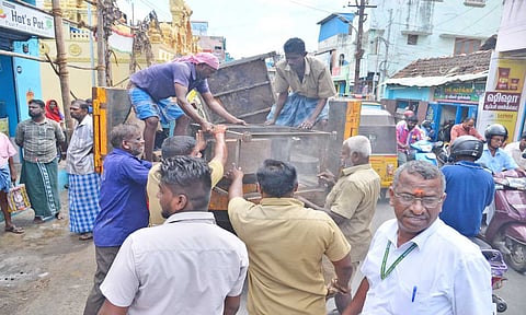 அதிகாரிகள் பறிமுதல் செய்யப்பட்ட புரோட்டா கற்களை லாரியில் ஏற்றிய போது எடுத்த படம்&nbsp;