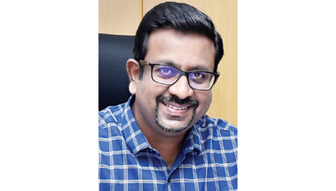 கலெக்டர் தினேஷ் பொன்ராஜ் ஆலிவர்.
