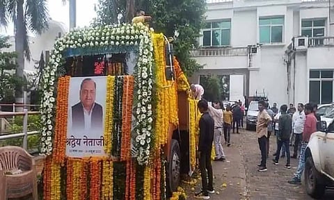 முலாயம் சிங் யாதவ் உடல் முழு அரசு மரியாதையுடன் துப்பாக்கி குண்டுகள் முழங்க தகனம்