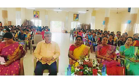 சிறப்பு கருத்தரங்கு நடைபெற்ற காட்சி.