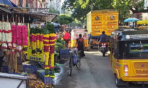 புரசைவாக்கம் தானா தெருவில் திடீர் ஆக்கிரமிப்பு கடைகளால் போக்குவரத்து பாதிப்பு ஏற்பட்டு வருவதை காணலாம்.