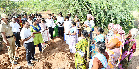 சிவகங்கை யூனியனுக்குட்பட்ட பாணபரன் கண்மாயில் தேசிய ஊரக வேலை உறுதி திட்டத்தின் கீழ் மேற்கொள்ளப்பட்டு வரும் பணிகள் குறித்து கலெக்டர் மதுசூதன் ரெட்டி ஆய்வு செய்தார்.