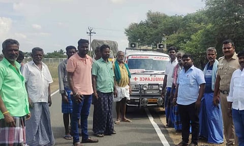 முதியவர் உடல் உறவினரிடம் ஒப்படைக்கப்பட்ட காட்சி.&nbsp;