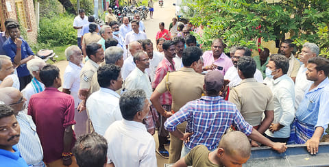 வீடுகளை  இடிக்க எதிர்ப்பு தெரிவித்து போராட்டம் செய்த மக்களை படத்தில் காணலாம்.&nbsp;