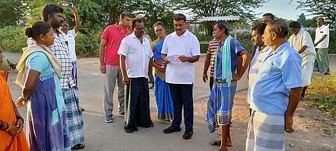 நடைபயிற்சியின் போது பொதுமக்களிடம் மார்க்கண்டேயன் எம்.எல்.ஏ. மனுக்களை பெற்ற காட்சி.