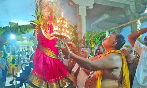 காசி விஸ்வநாதர் கோவிலில் திருக்கல்யாண திருவிழா கொடியேற்றப்பட்டு தீபாராதனை காட்டப்பட்ட காட்சி.