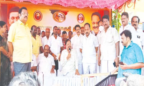 காட்பாடியில் இன்று நடந்த பிரமாண்ட வரவேற்பில் அைமச்சர் துரைமுருகன் பேசிய காட்சி.