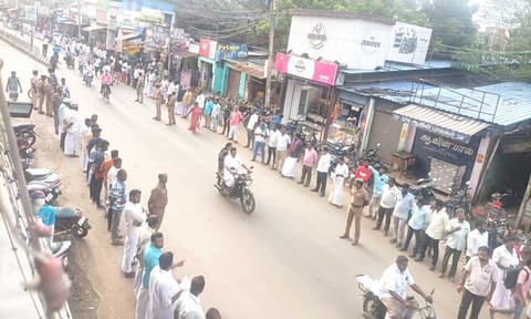 மத நல்லிணக்கத்தை வலியுறுத்தி மனித சங்கிலி போராட்டம்
