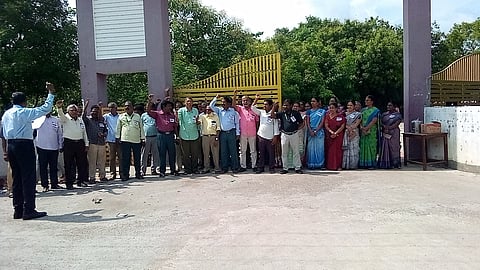 பல்வேறு கோரிக்கைகளை வலியுறுத்தி முசிறி அரசு கலலூரி பேராசிரியர்கள் ஆர்ப்பாட்டம்