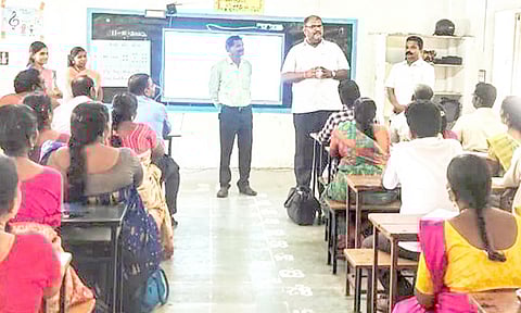 எண்ணும் எழுத்தும் பயிற்சியை மாவட்ட தொடக்கக்கல்வி அலுவலர் சவுந்தர்ராஜன் பார்வையிட்டார்.