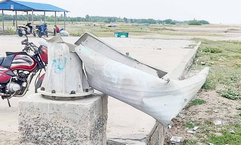 விழுந்தமாவடியில் நான்கு ஆண்டுகளாக சாய்ந்து கிடக்கும் உயர் கோபுர மின்விளக்கு