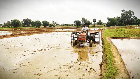 உழவு பணி நடைபெறுவதை படத்தில் காணலாம்.&nbsp;