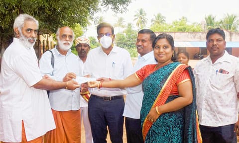 சிங்கப்பூரை சேர்ந்த அறக்கட்டளையினர் நன்கொடையாக ரூ.27 லட்சம் காசோலையை கலெக்டர் தினேஷ் பொன்ராஜ் ஆலிவரிடம் வழங்கினர்.