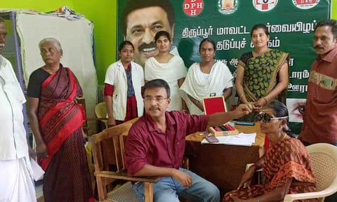கண் பரிசோதனை நிபுணர் பொதுமக்களுக்கு கண் பரிசோதனை செய்த காட்சி.