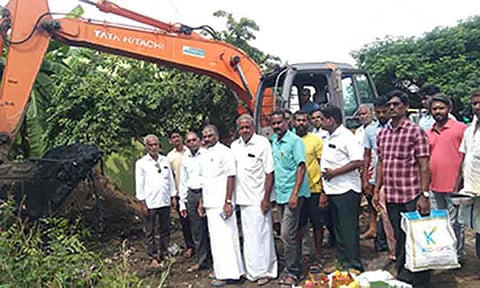 தூர்வாரும் பணியை அங்காளன் எம்.எல்.ஏ. தொடங்கி வைத்த காட்சி.