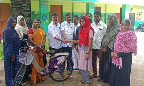சைக்கிள் பரிசளிக்கும் நிகழ்ச்சி நடைபெற்ற காட்சி.