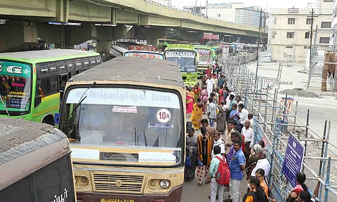 போக்குவரத்து நெருக்கடியில் சிக்கி தவிக்கும் பொதுமக்களை படத்தில் காணலாம்.