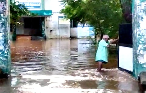 தண்ணீரில் மிதந்த வாடிப்பட்டி தாலுகா அலுவலகம்.