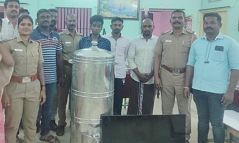 கொள்ளையர்கைளை பிடித்த போலீசார்களை படத்தில் காணலாம்.