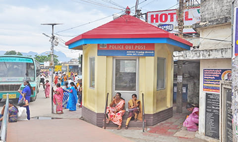 தீபாவளி நெருங்குவதால் கூட்டம் அலைமோதல்: அண்ணா பஸ் நிலையத்தில் மூடி கிடக்கும் புறக்காவல் நிலையம் திறக்கப்படுமா? கண்காணிப்பு பணிக்கு கூடுதல் போலீசாரை நியமிக்க வலியுறுத்தல்