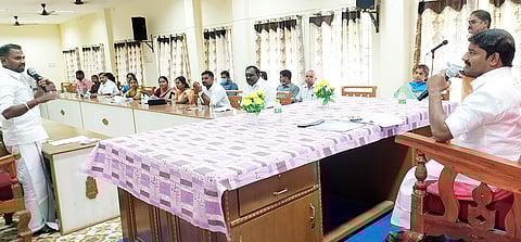 தேவகோட்டை நகராட்சியில் சாதாரண கூட்டம் நகர் மன்ற தலைவர் சுந்தரலிங்கம் தலைமையில் நடைபெற்றது.