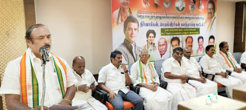 ராமநாதபுரத்தில் மாவட்ட காங்கிரஸ் சார்பில் செயல் வீரர்கள் கூட்டம் நடந்தது.