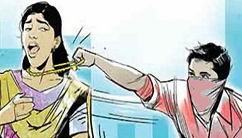 தூத்துக்குடியில் பெண்ணிடம் 13 பவுன் நகை பறிப்பு