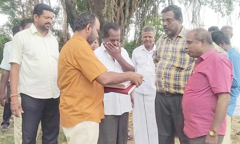 பெருங்கரை மயானபாதை பிரச்சனை நில அளவையர் மூலம் தீர்வு காணப்பட்டது.