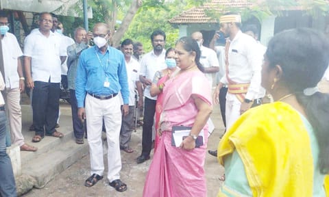 பொதுமக்களிடம் குறைகளை கேட்டறிந்தனர்.