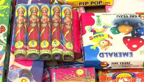 சேலம் மாவட்ட கூட்டுறவு பண்டக சாலையில் மலிவு விலையில் தரமான பட்டாசுகள்  அதிகாரி தகவல்