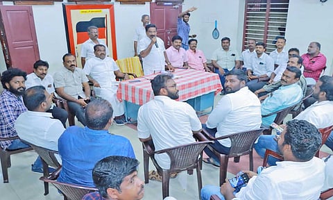 ஆலோசனை கூட்டத்தில்  மேயர் மகேஷ் பேசியபோது எடுத்த படம்