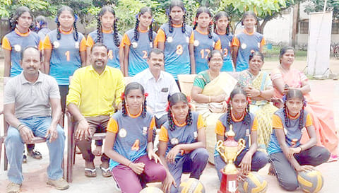 மாநில அளவிலான போட்டிக்கு விளையாட தேர்வான மாணவர்களை ஆசிரியர்கள் பாராட்டினர்.