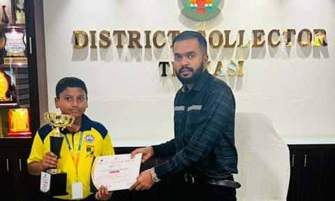 தென்காசி மாவட்ட  கலெக்டர்  ஆகாசை வெற்றி பெற்ற மாணவர்  சந்தித்து வாழ்த்து பெற்ற காட்சி.