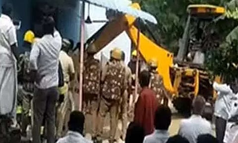 ஜே.சி.பி. மூலம் வீடு இடிப்பு நடவடிக்கை

