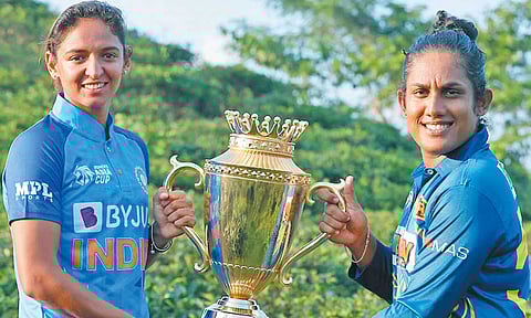 ஆசிய கோப்பையுடன் இந்திய அணியின் கேப்டன் ஹர்மன்பிரீத் கவுர், இலங்கை அணியின் கேப்டன் சமாரி அட்டப்பட்டு ஆகியோர் போஸ் கொடுக்கின்றனர்.