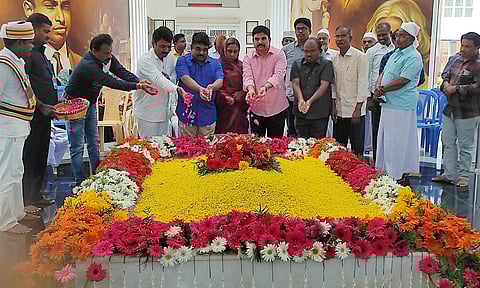 அப்துல்கலாம் சமாதியில் மாவட்ட வருவாய் அலுவலர் காமாட்சி கணேசன், நடிகர் தாமு, மற்றும் பேரன்கள், ஜமாத் நிர்வாகிகள் மலர் தூவி மரியாதை செலுத்தினர்.