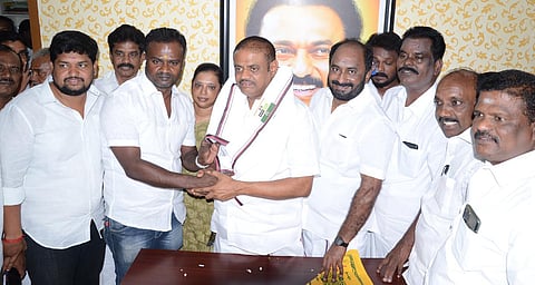 மாவட்ட செயலாளர் மணிமாறனுக்கு நிர்வாகிகள் வாழ்த்து தெரிவித்தனர்.