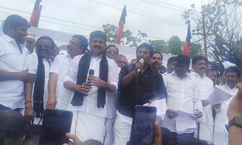ராமநாதபுரத்தில்  தி.மு.க.இளைஞரணி சார்பில் மாவட்ட செயலாளர் காதர்பாட்ஷா முத்துராமலிங்கம் எம்.எல்.ஏ. தலைமையில் இளைஞரணி அமைப்பாளர் இன்பா ரகு, மாணவரணி அமைப்பாளர் சுரேஷ் முன்னிலையில்  ஆர்ப்பாட்டம் நடந்தது.